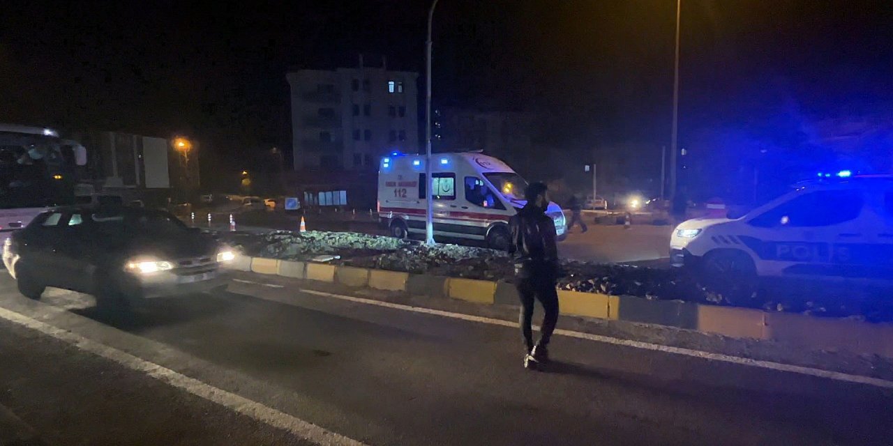 Uygulama yapan narkotik polisine araç çarptı