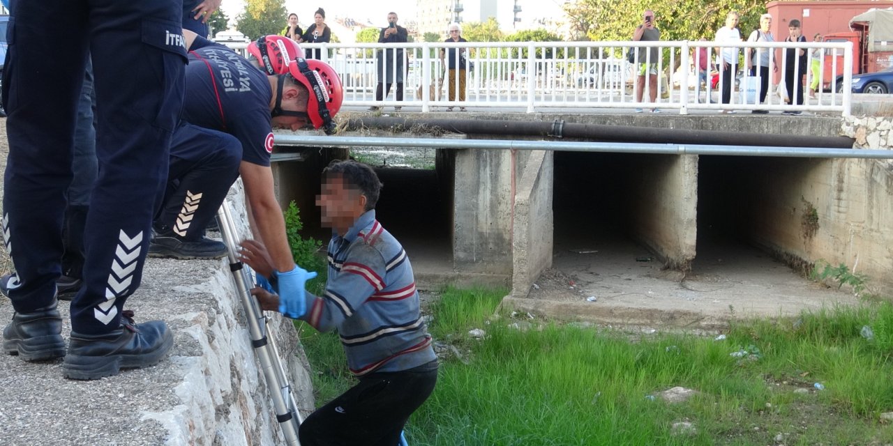 Su kanalına düştü, can dostu imdadına yetişti