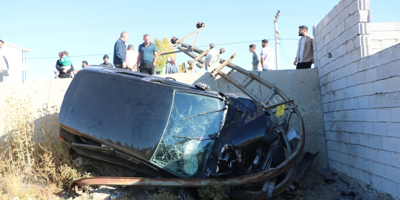 Düğün yolunda elektrik direğine çarptılar! Aynı aileden 6 kişi yaralı