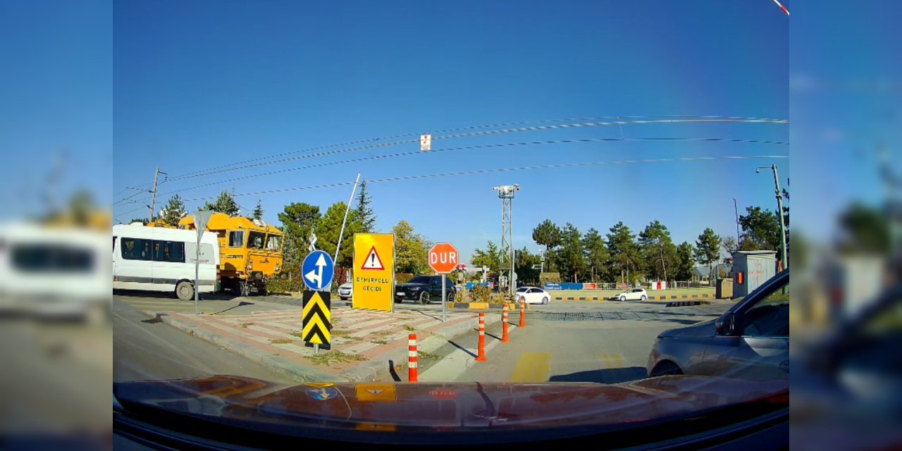 Bariyerlerin erken açıldığı hemzemin geçitte yürekler ağıza geldi