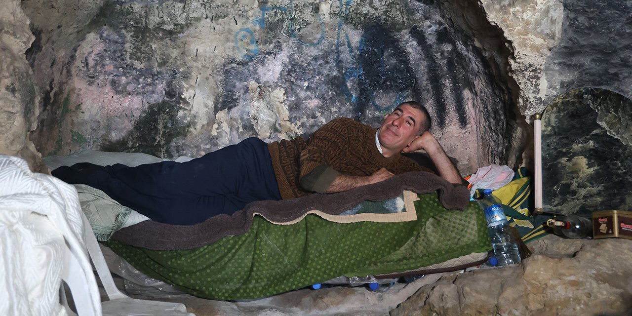 Depremde evi yıkılan adam mağarada yaşıyordu! Gelen tebligatla yıkıldı