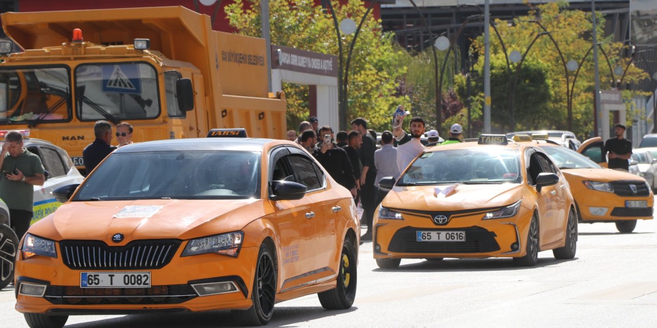 Taksicilerden Rojin Kabaiş için kornalı adalet eylemi