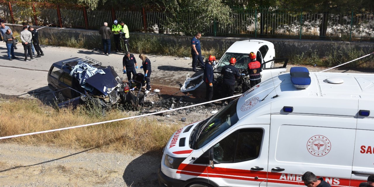 Otomobillerin kafa kafaya çarpıştığı kazada, 1 kişi ölü, 1 kişi ağır yaralı