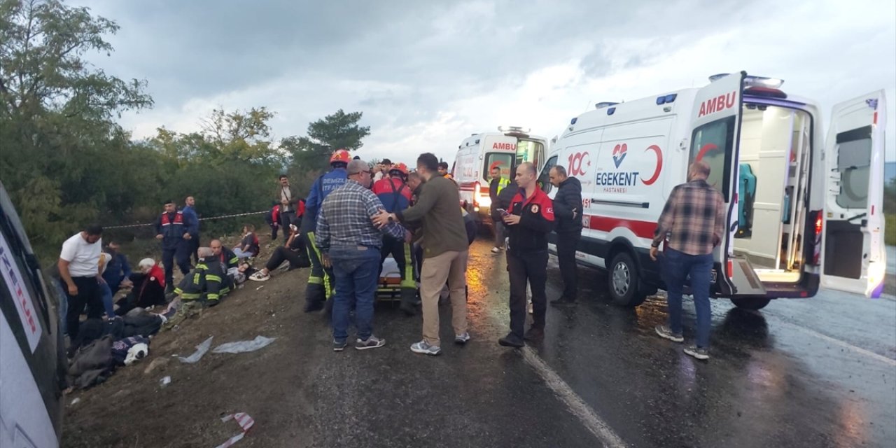 Tur midibüsü devrildi! 1 ölü, 32 yaralı var
