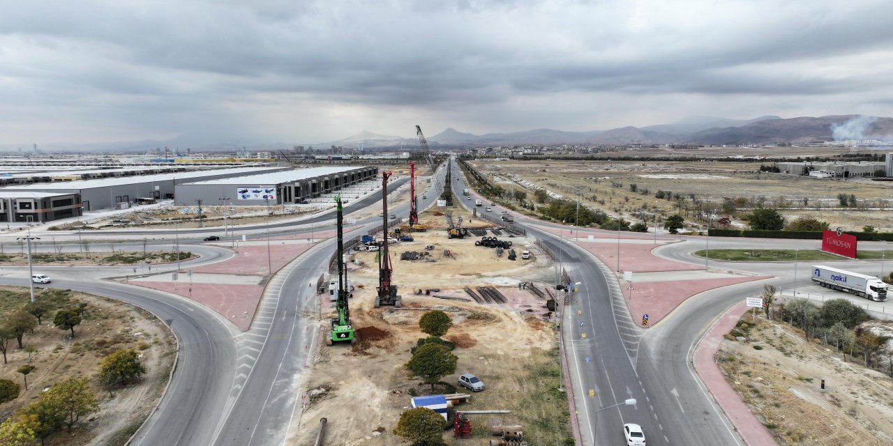 Konya’da yeni tramvay hattının geçeceği ilk kavşağa kazma vuruldu