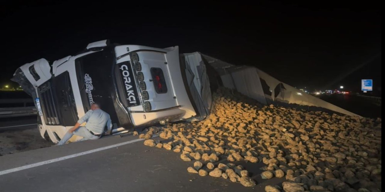 Konya’dan yola çıktı, aniden fırlayan köpek pancar yüklü TIR’ı devirdi