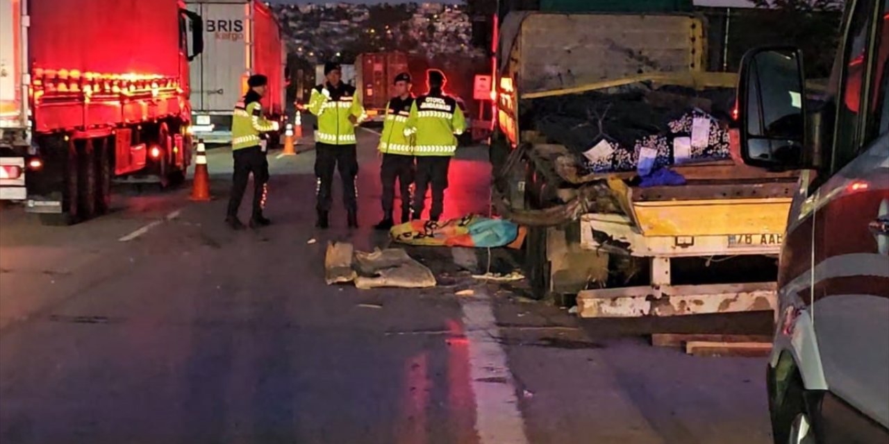 Lastik değiştirirken TIR çarpan genç sürücü öldü