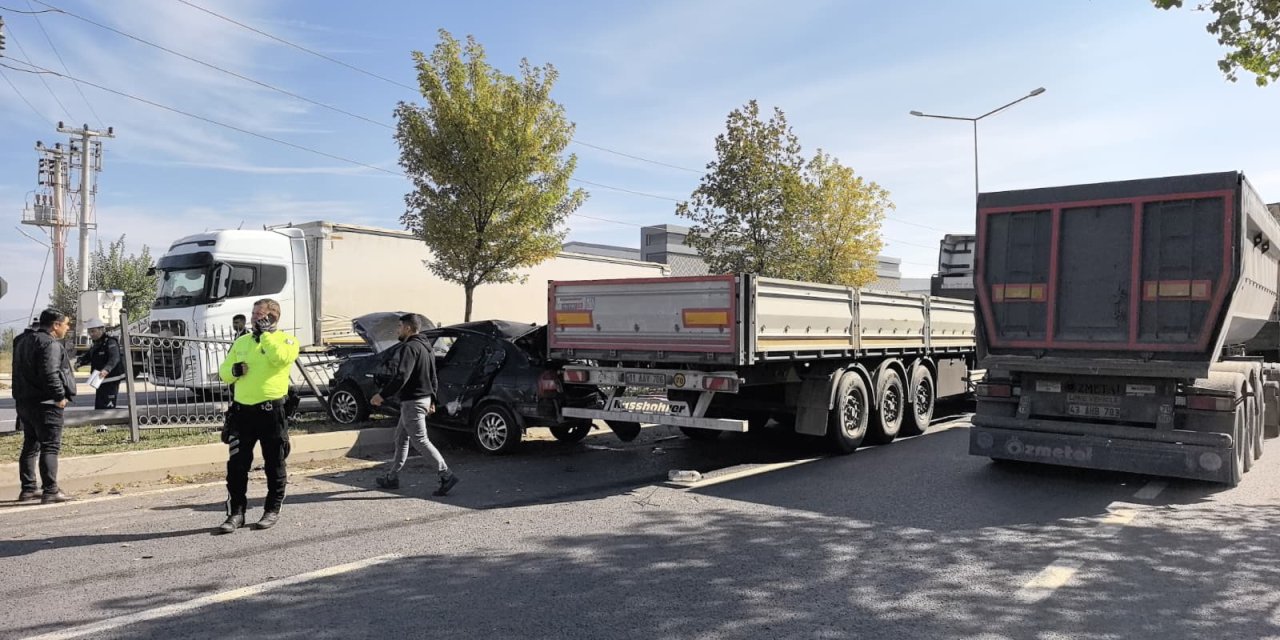 Makas atan ehliyetsiz sürücü TIR'a çarparak durabildi