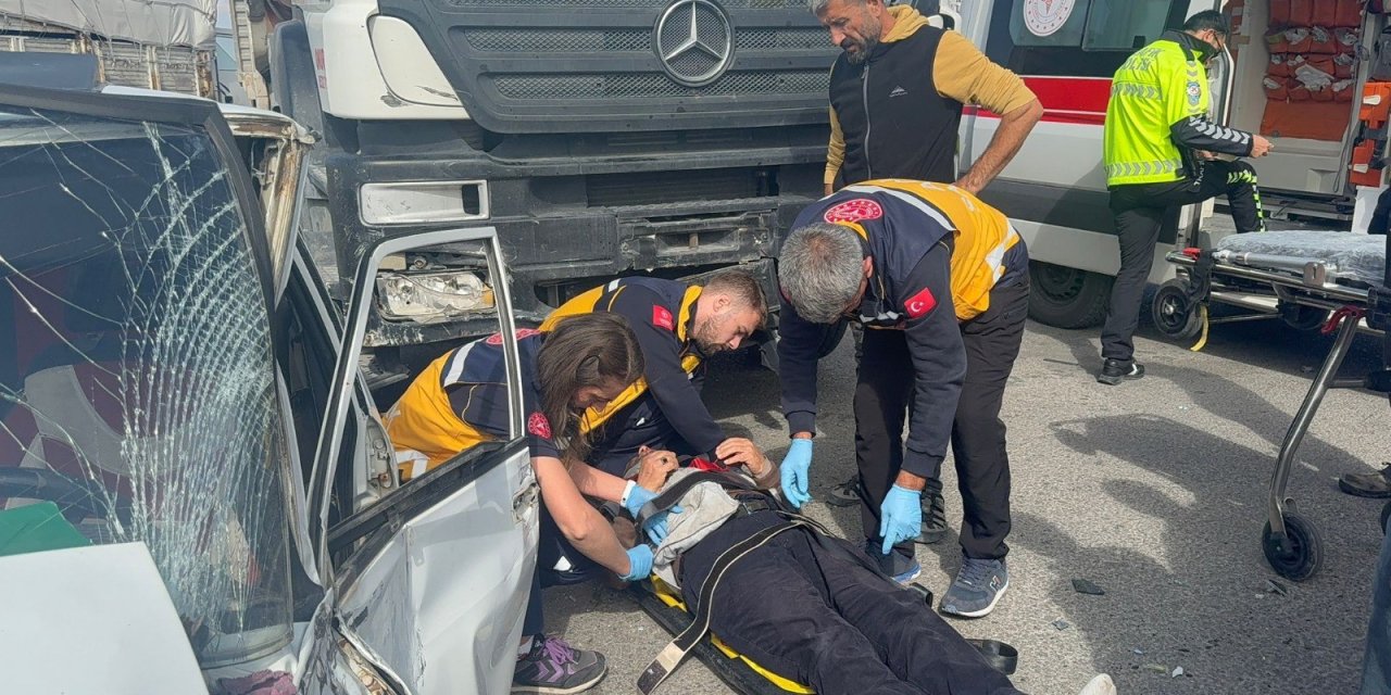 TIR ile çarpışan otomobilin sürücüsü ağır yaralandı
