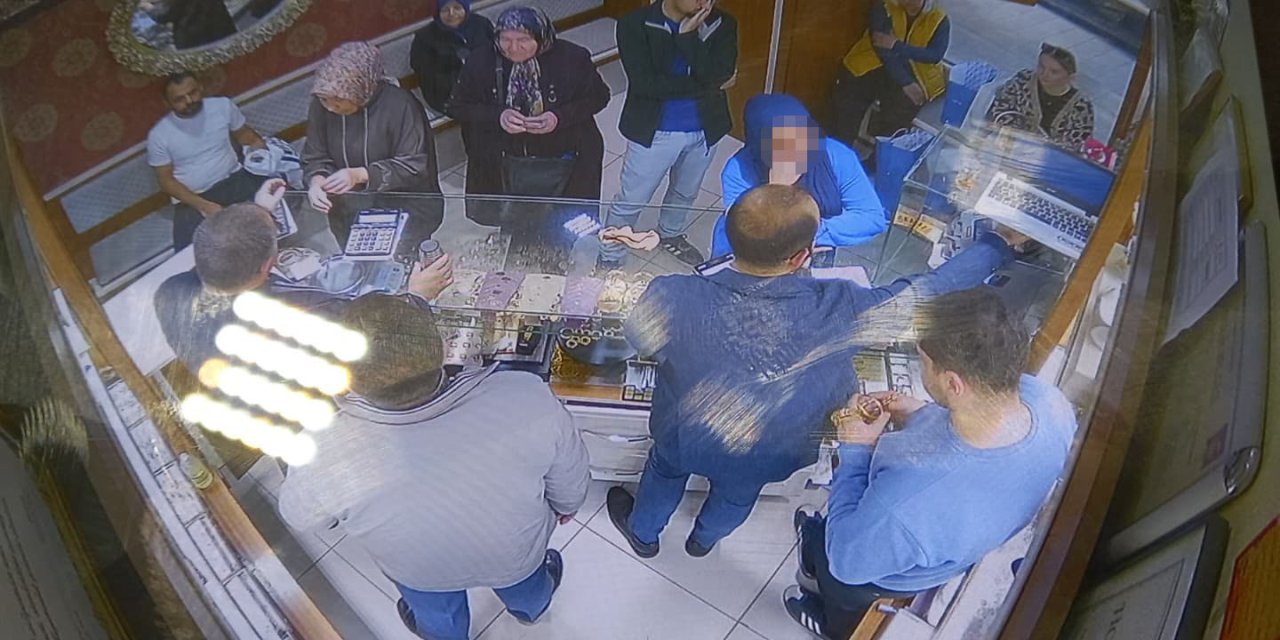 Müşteri gibi kuyumcuya gelen kadın hırsızın bilezik oyunu kamerada