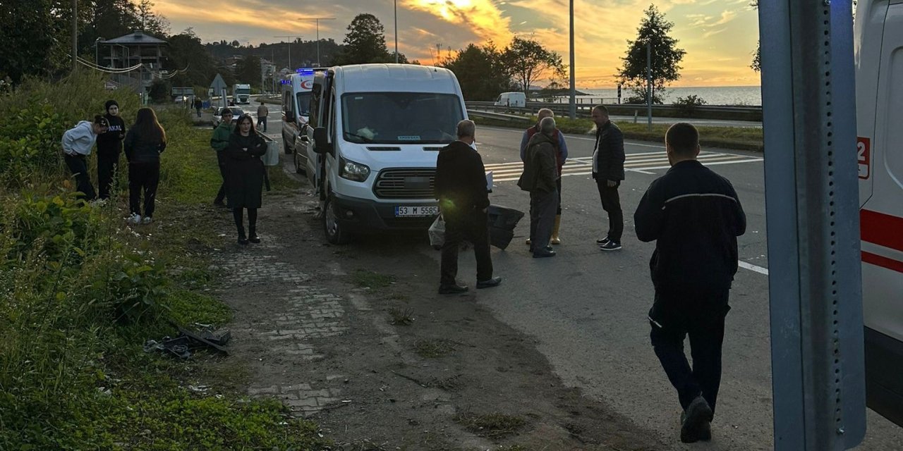 Okul servisi ile kamyonet çarpıştı! Öğrenciler hastaneye kaldırıldı