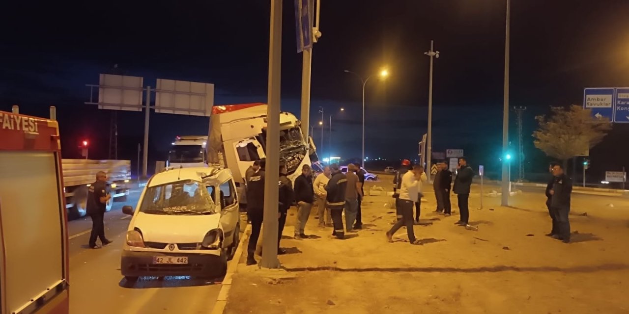 Konya’da kavşak kazası! TIR, hafif ticari araçla çarpıştı