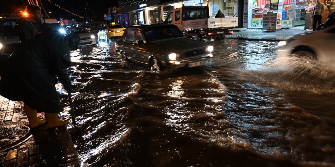 Sağanak yağış bir şehri bu hale getirdi