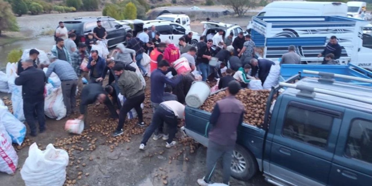 Arızalanan TIR'ın sürücüsü, kasadaki patatesleri ücretsiz dağıttı