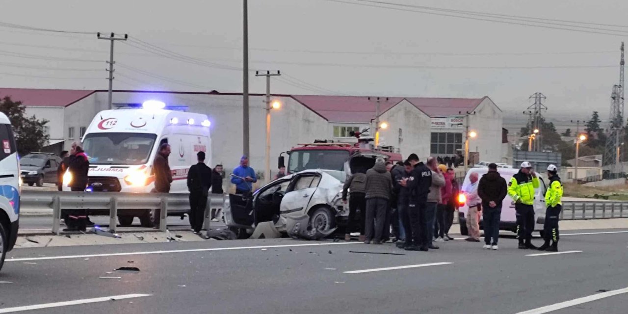 Köpeğe kıyamadı, bariyerlere daldı! 2 kişi yaralı