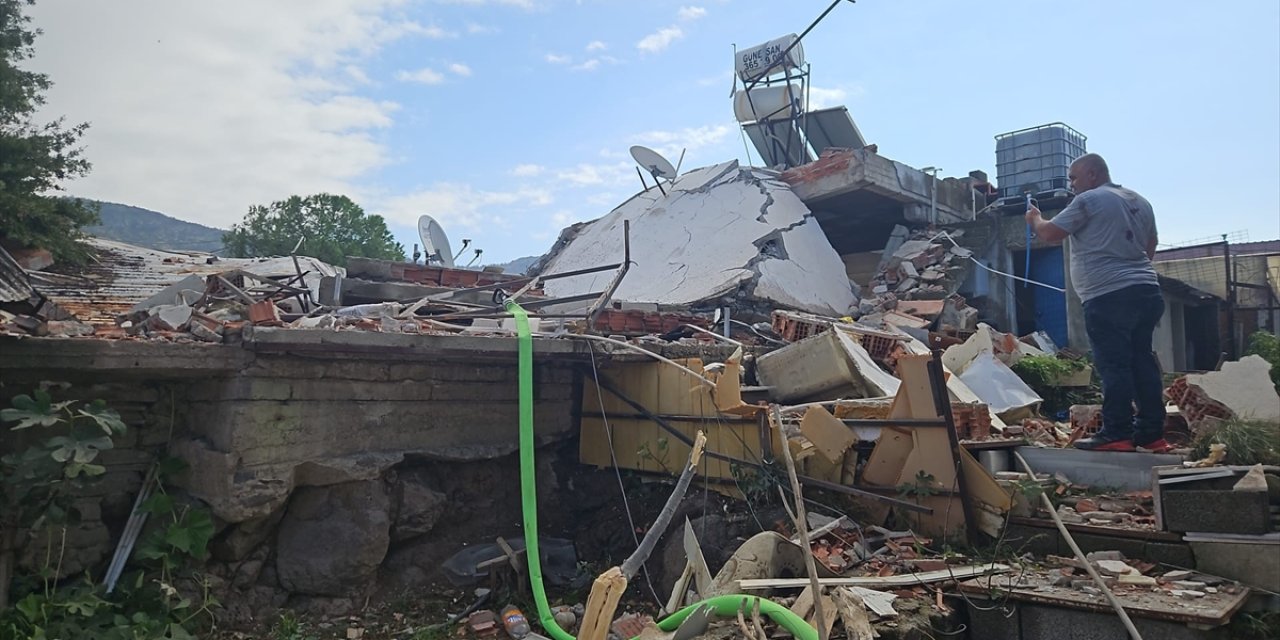 Patlama yaşanan ev yıkıldı