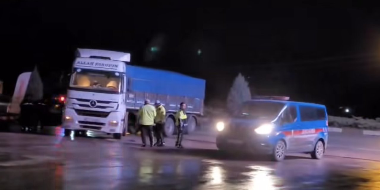 Konya plakalı TIR arıza yaptı, tamir etmek isteyen sürücü Erhan Özkan altında kaldı