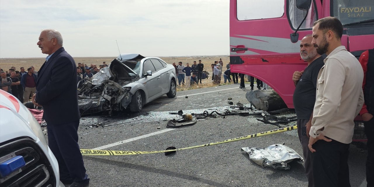 Kamyonla çarpışan otomobildeki 3 kardeş, birlikte can verdi