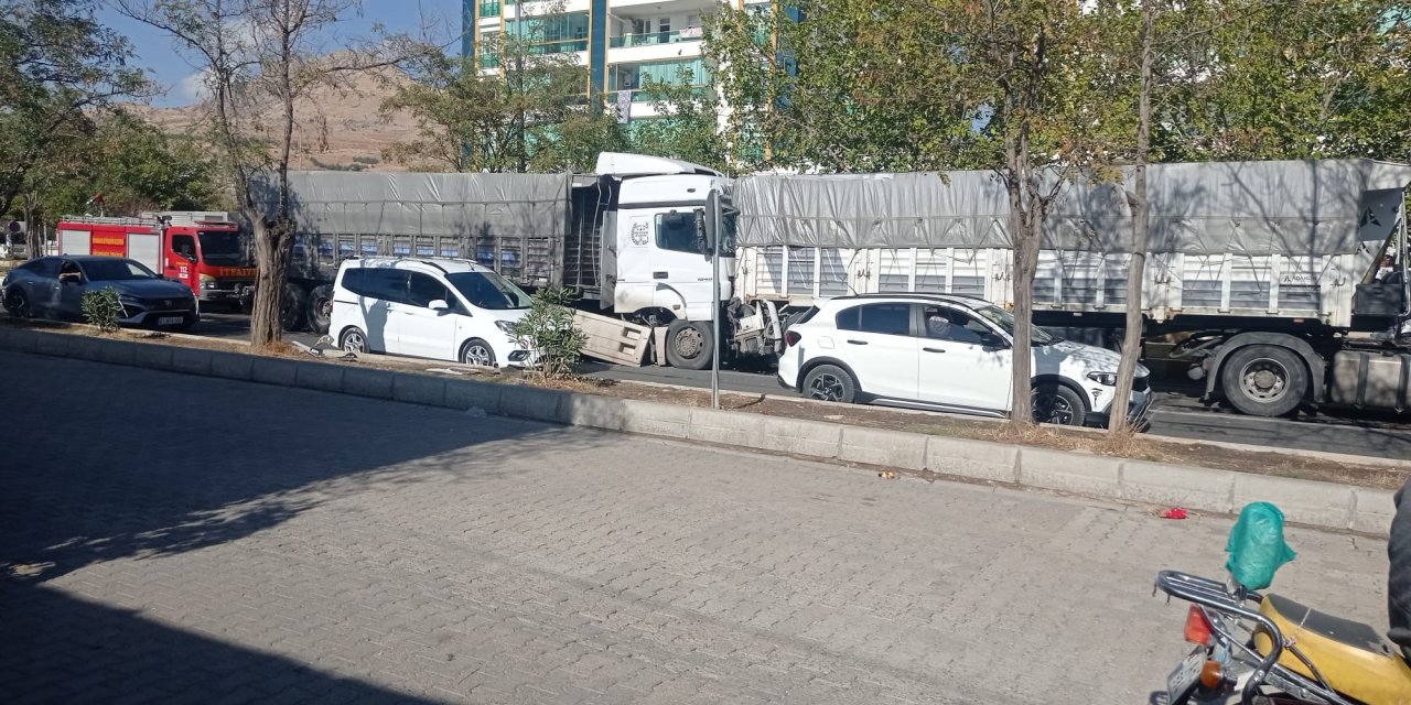 Freni patlayan TIR, korna çalarak ilerledi ama çarpışmayı önleyemedi