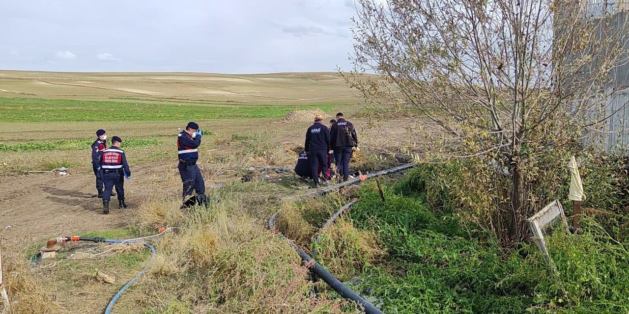 Temizlemek istedikleri fosseptik çukuruna düşerek can verdiler