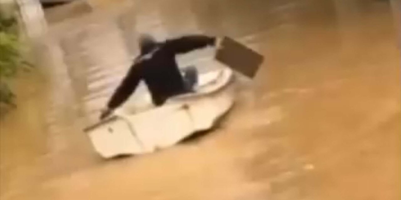 İzmir'de sele kapılan aracın sürücüsü kayıp