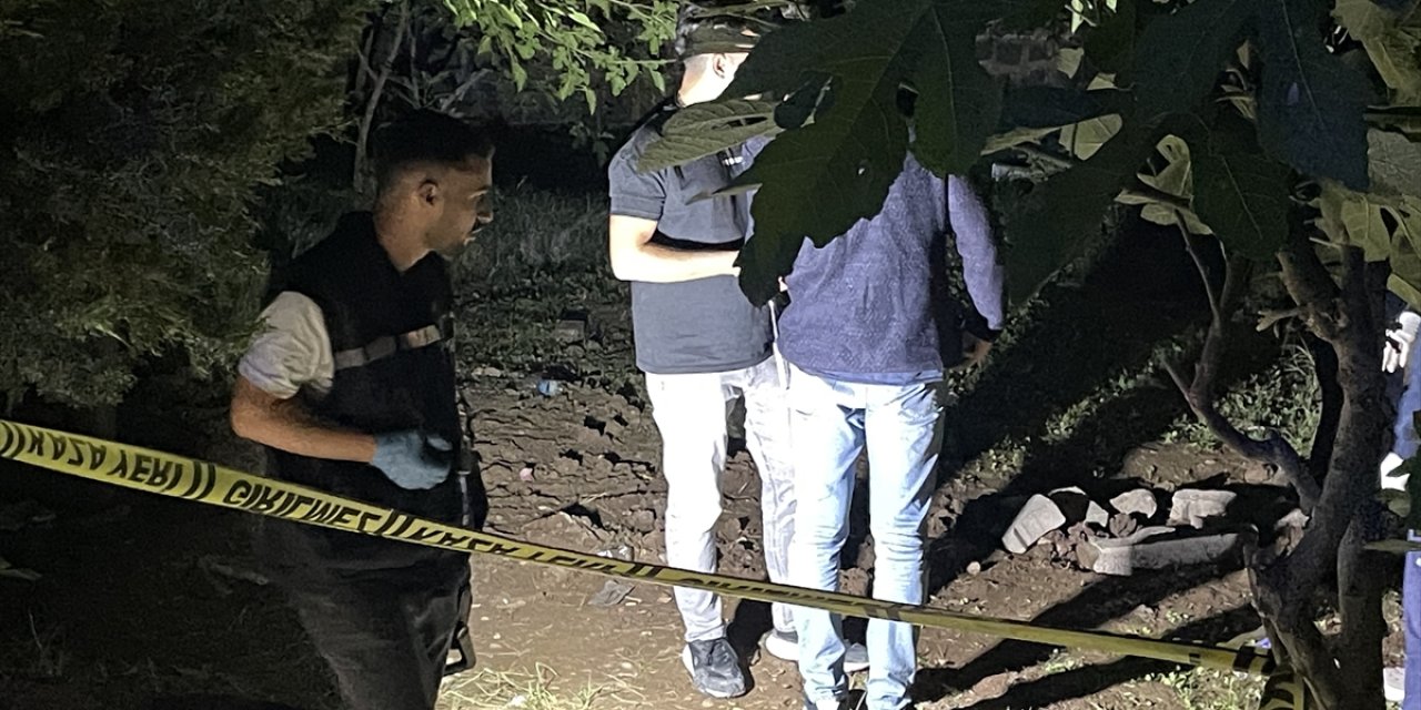 Fidan diken çocuklar cami bahçesine gömülü bebek cesedi buldu