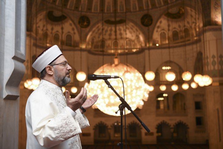 Diyanet İşleri Başkanı Erbaş, koronavirüsün son bulması için dua etti