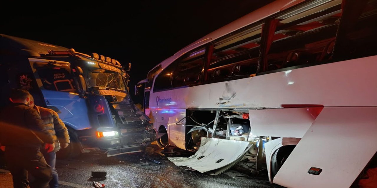 TUR otobüsü TIR ile çarpıştı! Çok sayıda yaralı var