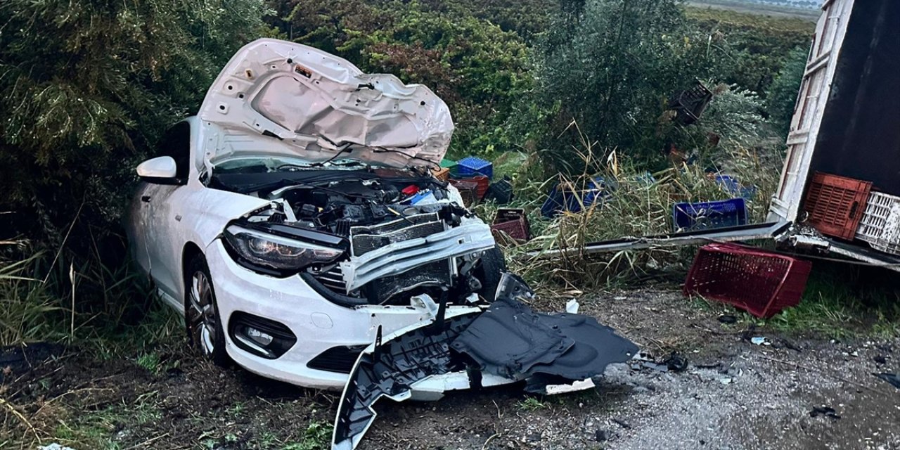 Devrilen kamyonet karşıya geçip otomobille çarpıştı! 2 ölü, 3 yaralı