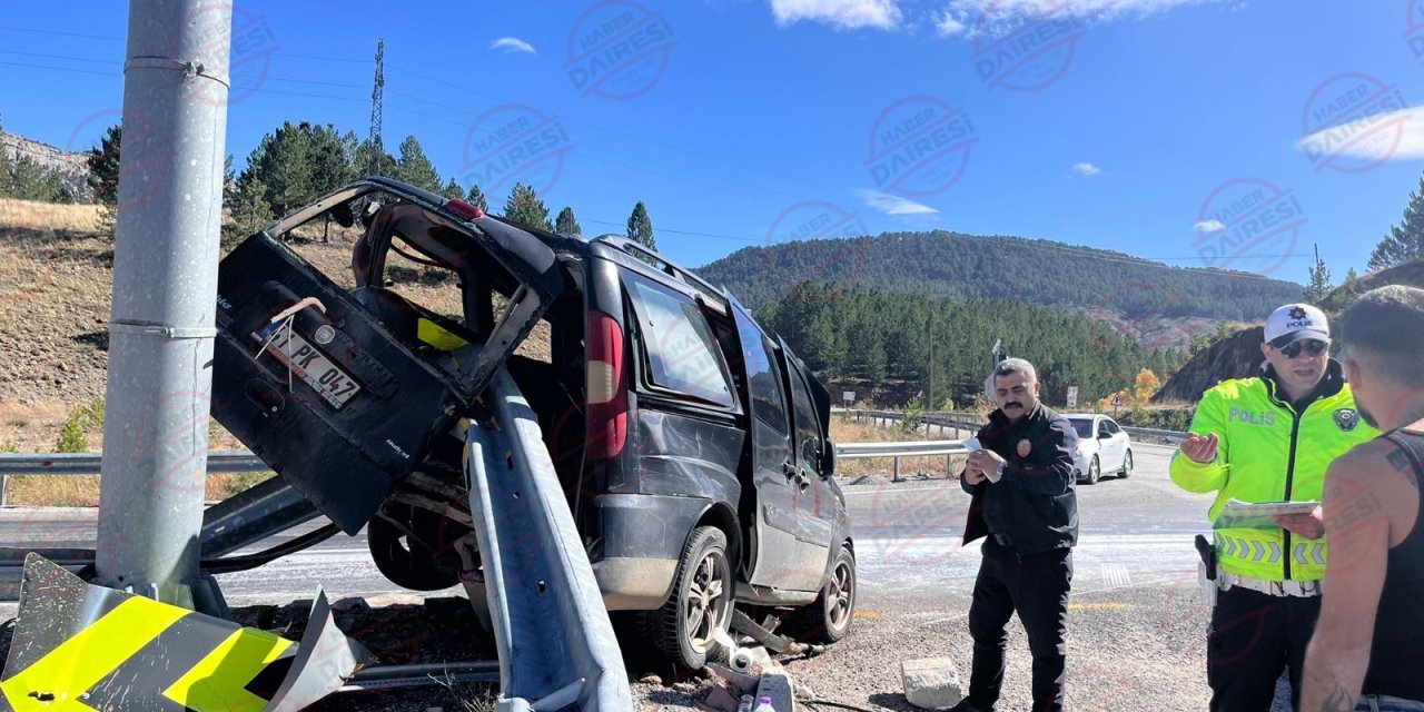 Konya’da bariyer demiri kamyonetle çarpışan araca saplandı