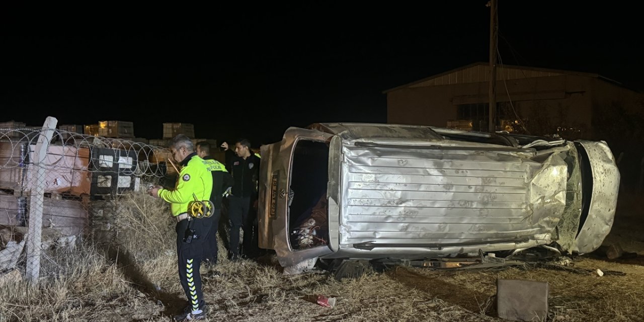 Çocuklarla dolu araç devrildi! Yaralılar var