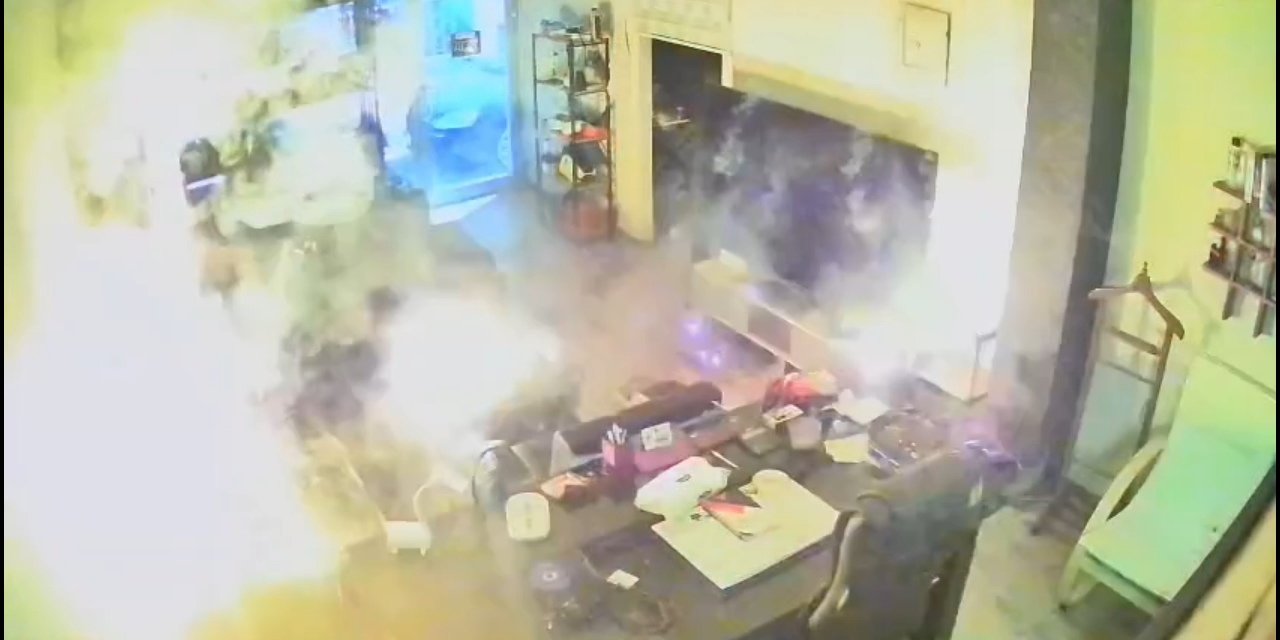 Şarjda unutulan batarya dükkanı kül etti