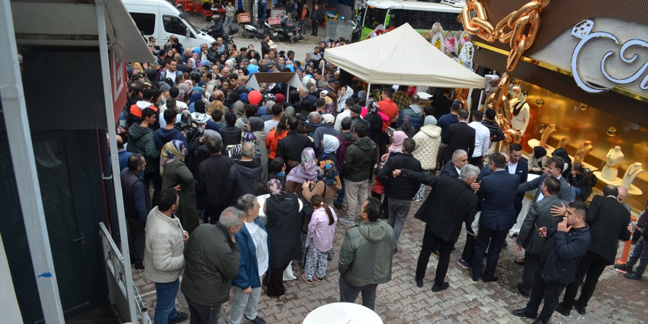 Açılışta altın ve saat dağıtılacağını duyan kuyumcuya koştu