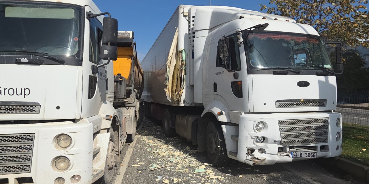 Kırmızı ışıkta bekleyen otomobile TIR çarptı! 5 kişi yaralandı