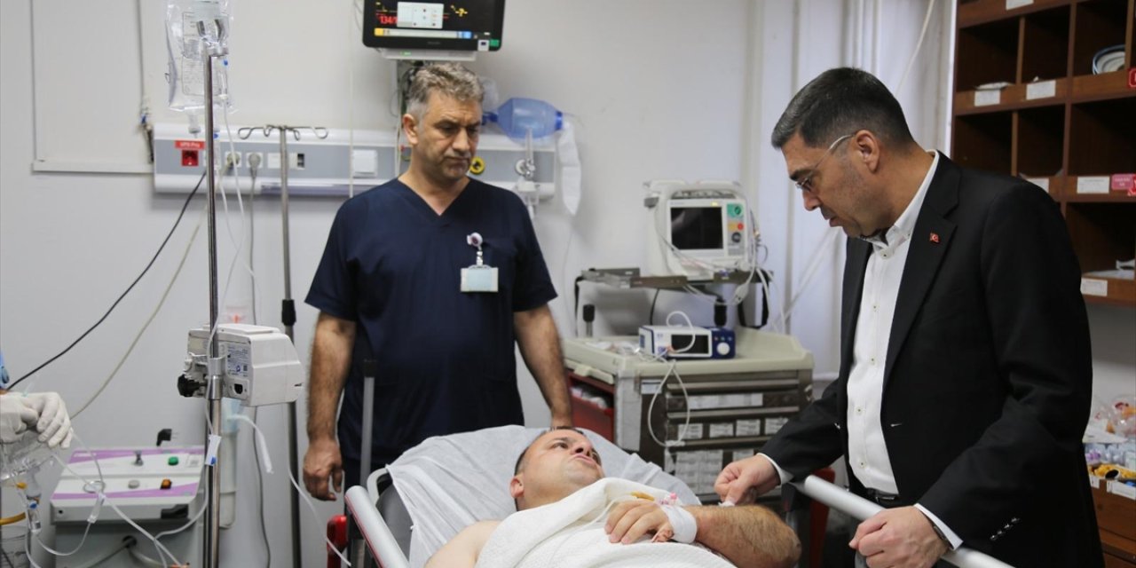 Görev başındaki polise bıçaklı saldırı