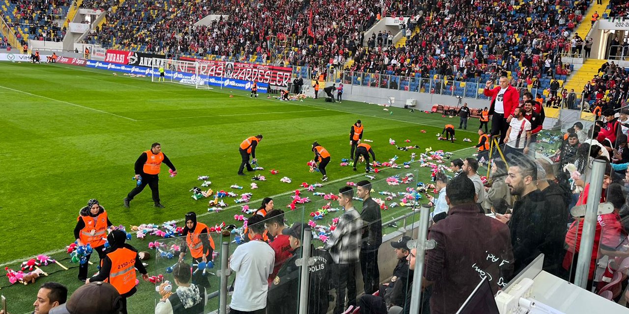 Gençlerbirliği - Konyaspor maçında taraftardan anlamlı mesaj