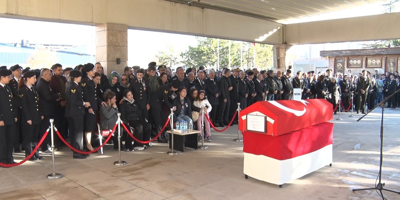 Tuğgeneral Selami Akşit, gözyaşları arasında Konya'ya uğurlandı