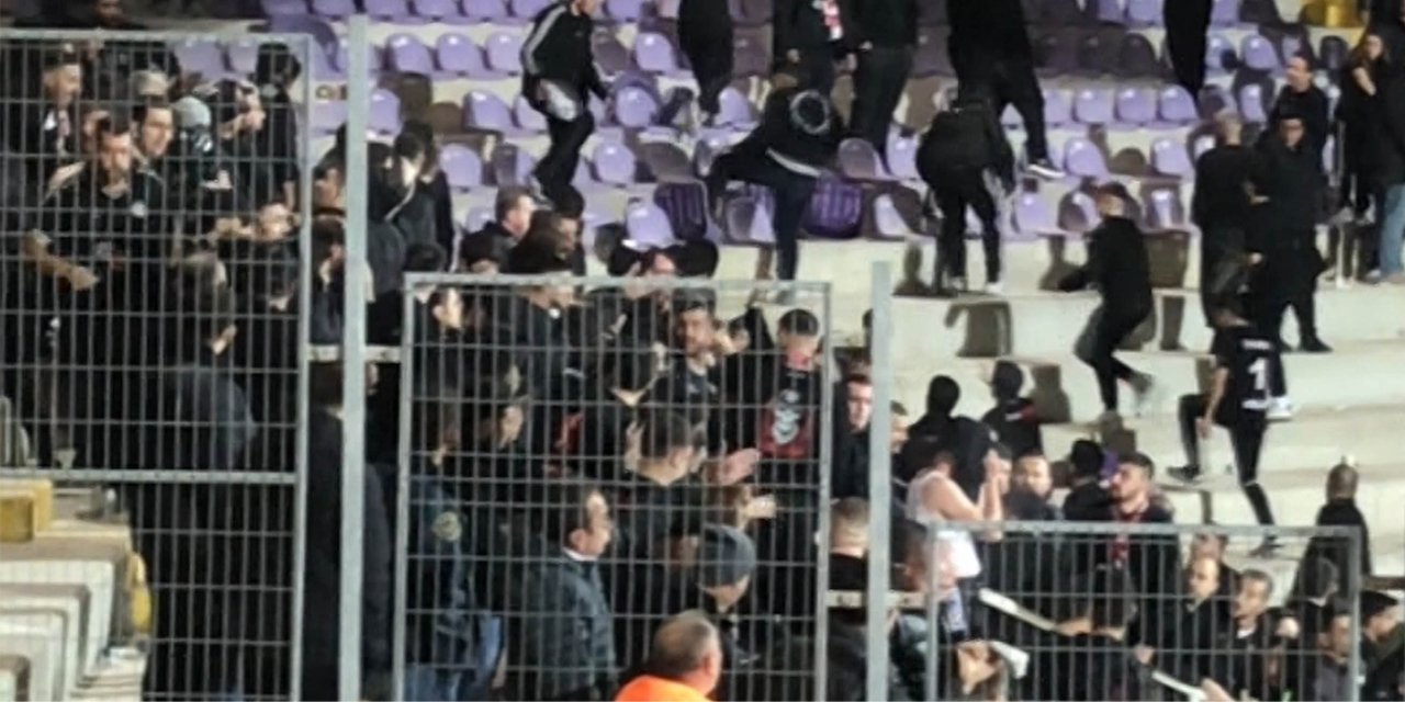 Bir pankart stadyumu karıştırdı! 1500 koltuk sahaya ve rakibe atıldı