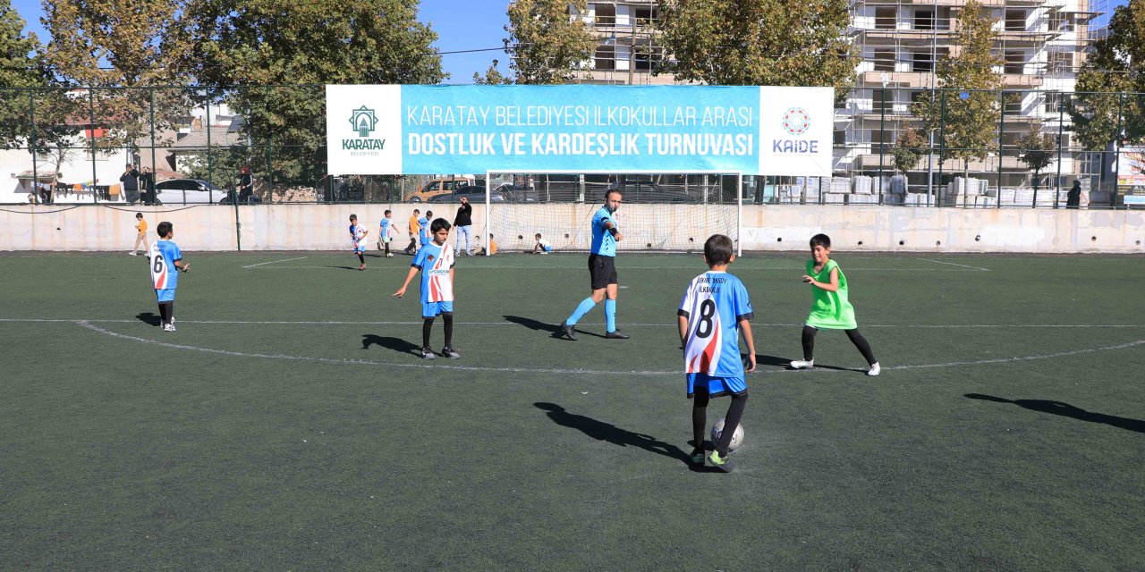 Konya'nın minik futbolcuları dostluk için sahaya çıktı