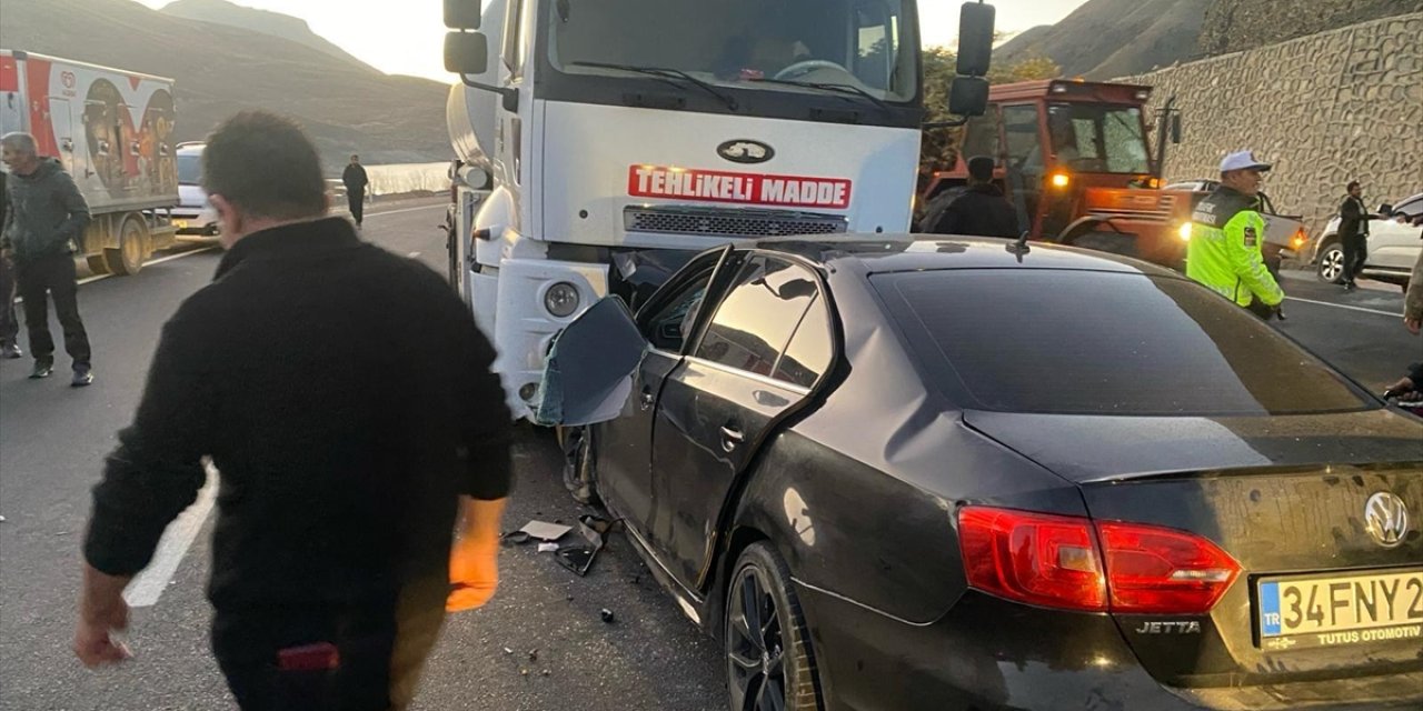 Tanker ile otomobille çarpıştı, feci kazada 3 kişi öldü, 3 de yaralı var