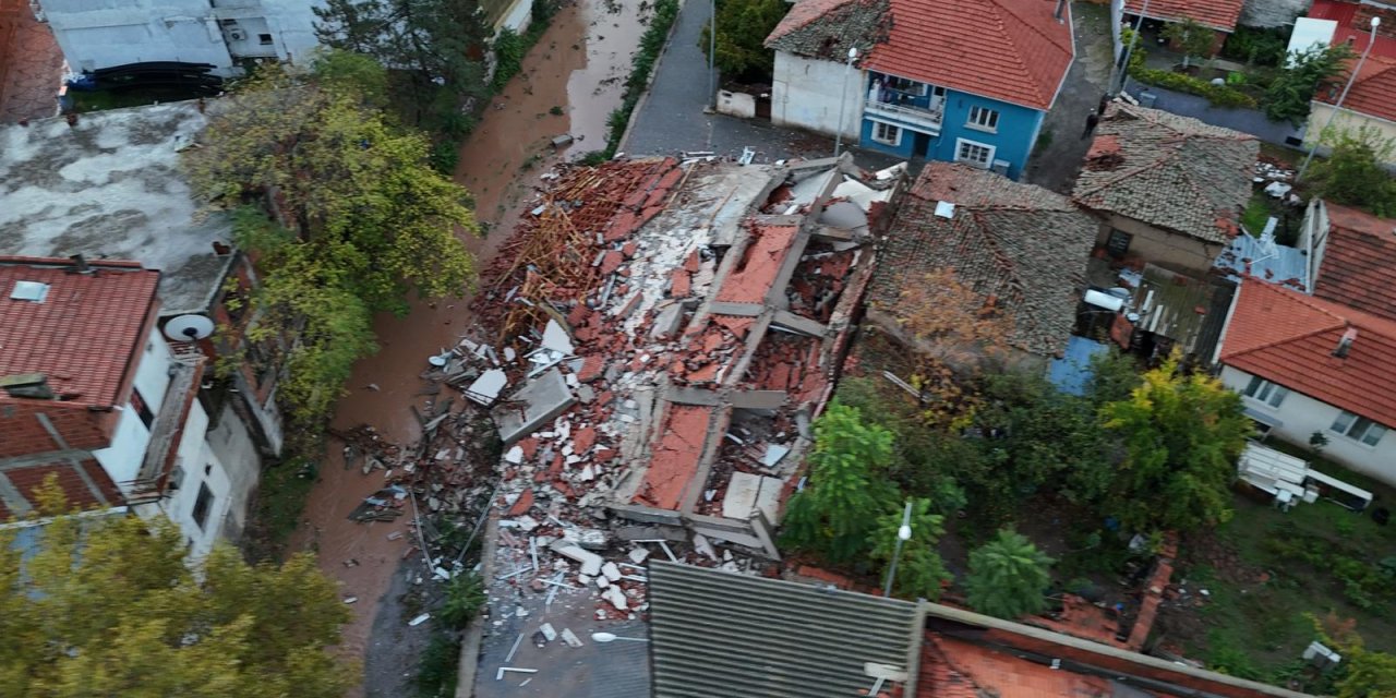 6.1’lik depremin izleri gün ağarınca ortaya çıktı