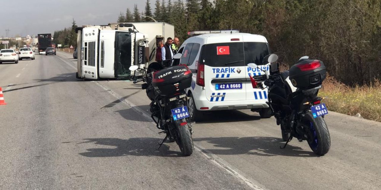 Konya’da yağ yüklü kamyon devrildi, yardıma ekipler koştu