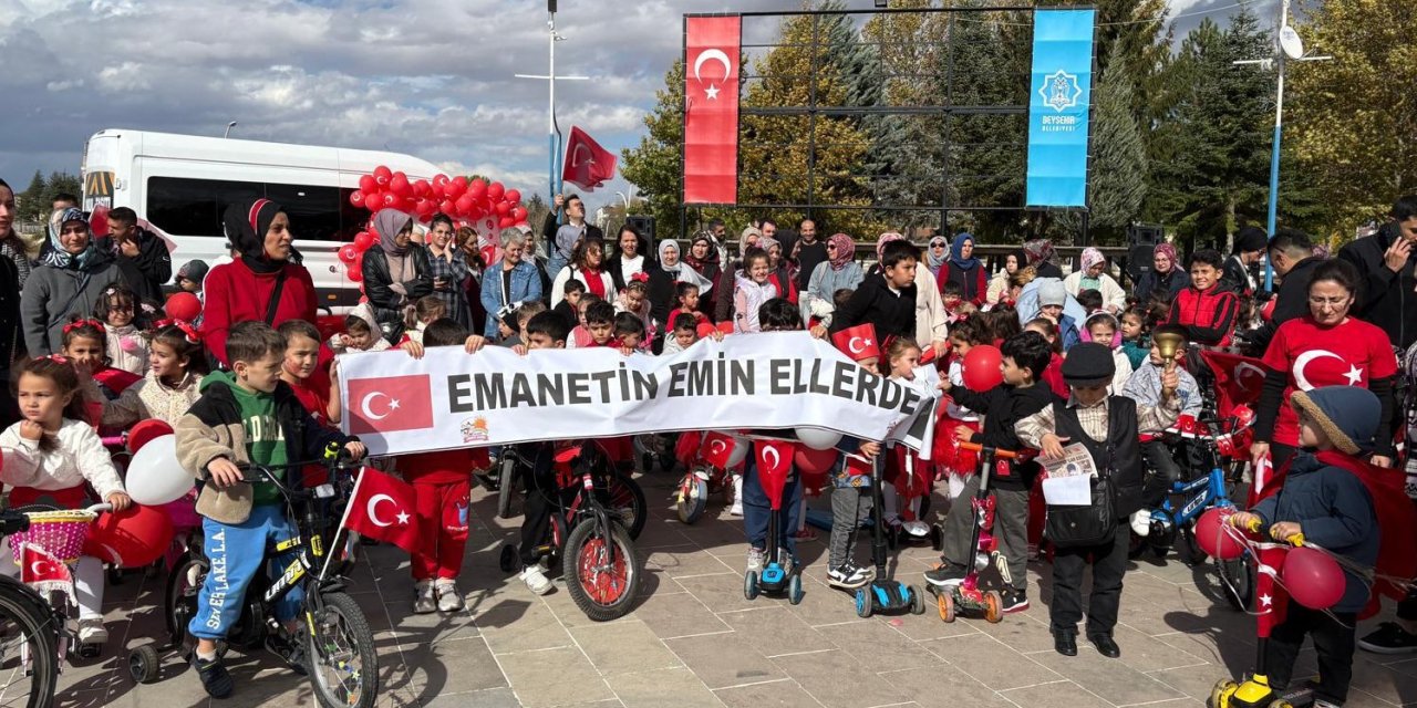 Konya’da Cumhuriyetin 102. yılında 102 bisikletli pedal çevirdi
