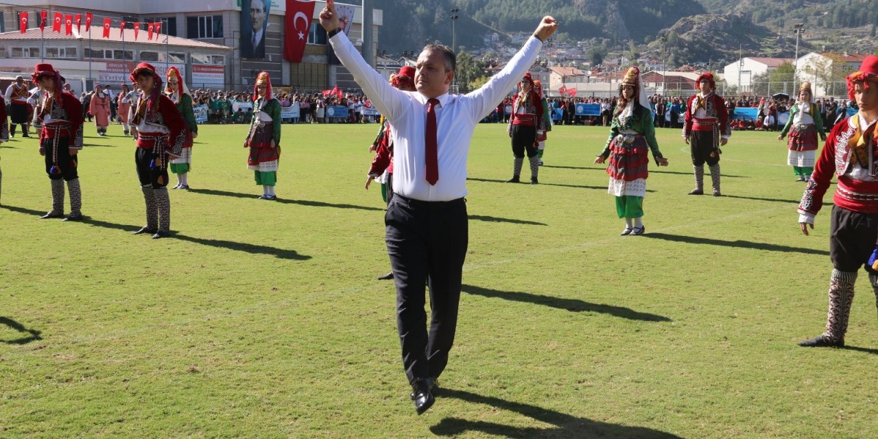 Cumhuriyet coşkusunda kaymakamın zeybek performansı dikkat çekti