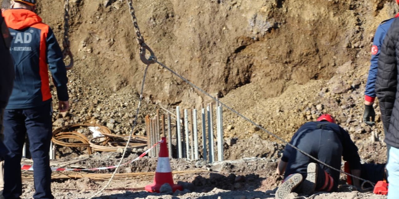 Yol çalışmasında facia! Bir işçi 30 metrelik kuyuya düştü