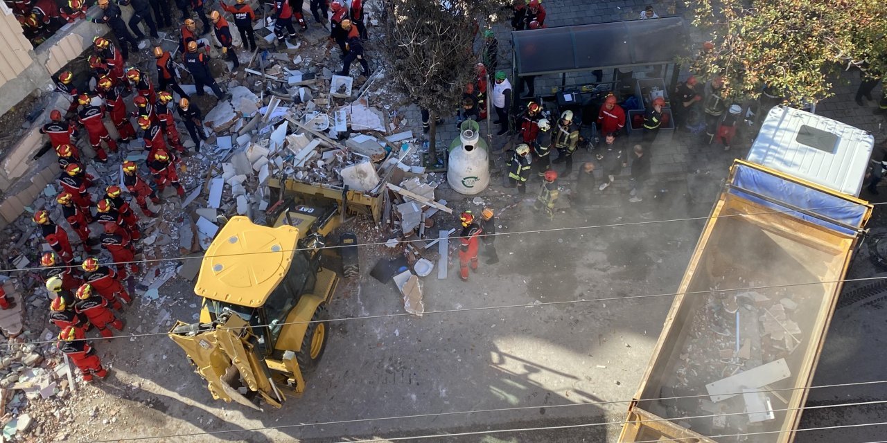 Enkaz altında kalmaktan kurtulan eczacı konuştu