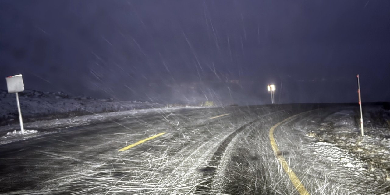 Kar ve tipinin etkili olduğu yolda ulaşım güçlükle sağlanıyor