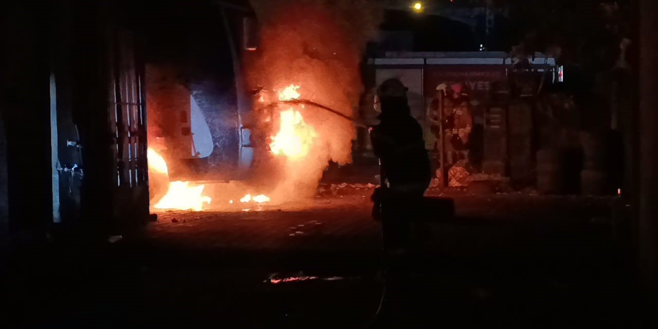 Otobüs alevler içinde kaldı, ardından şüpheli bir düzenek ortaya çıktı