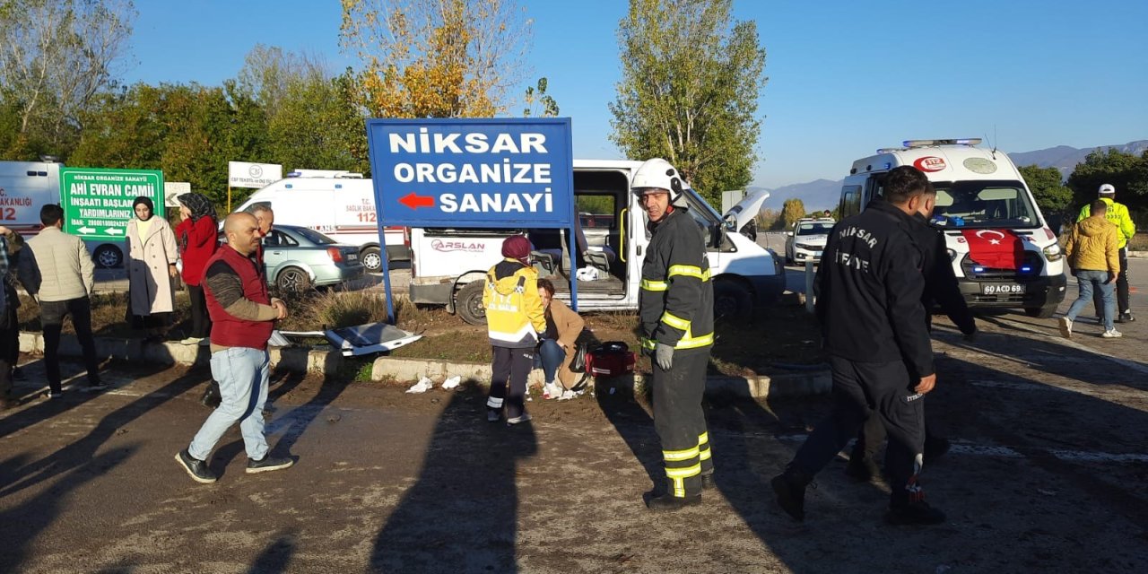 İşçileri taşıyan iki minibüs çarpıştı! 10 kişi yaralı