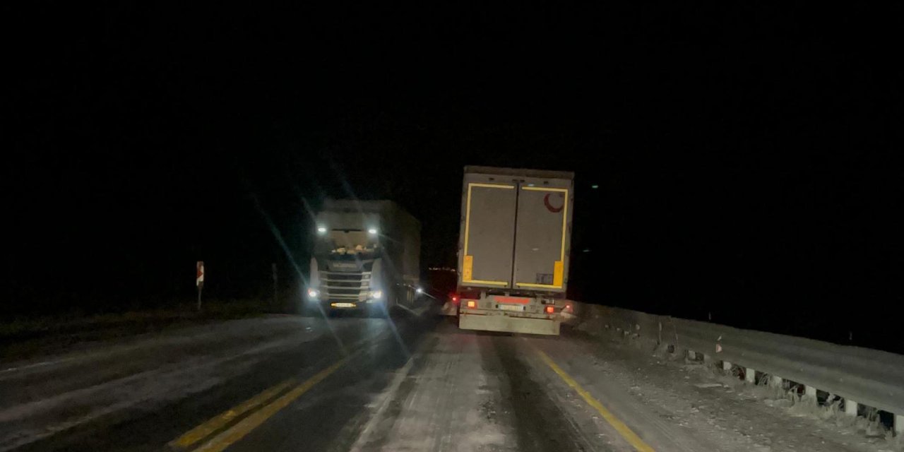 Kış yüzünü gösterdi! TIR'lar yolda mahsur kaldı
